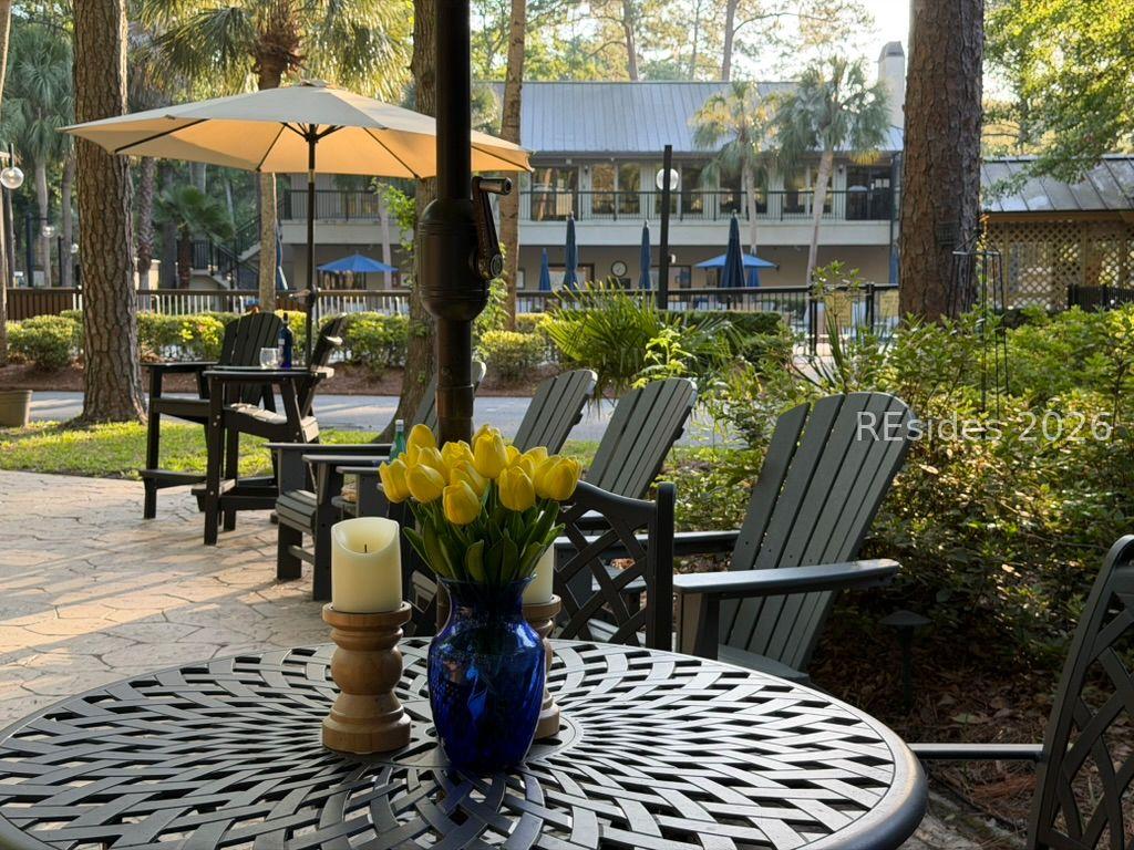 Image 4: Eat at the table in the rear of the lot day/night