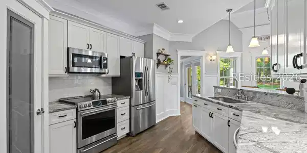 Image 3: Kitchen