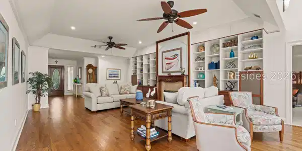 Image 4: Living Room