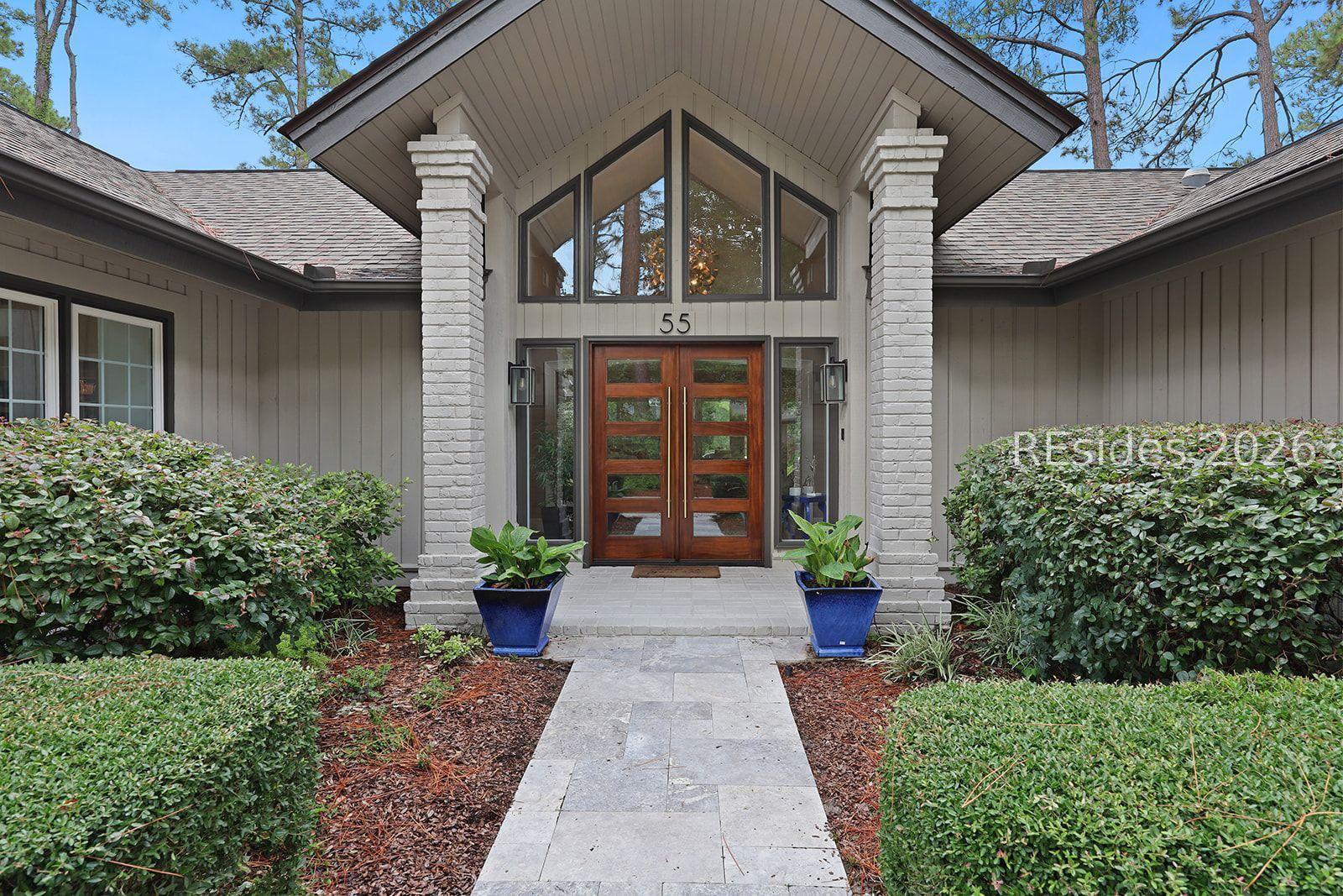 Image 3: Grand front entrance Image 3: Grand front entrance