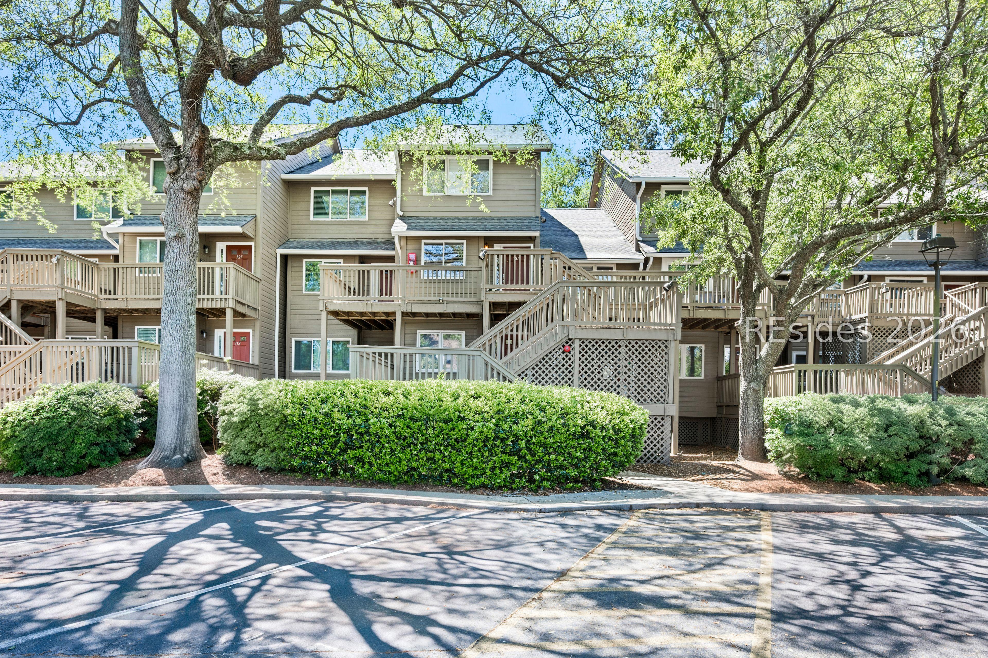 Image 2: Three bed / Three & half bath villa on top floor