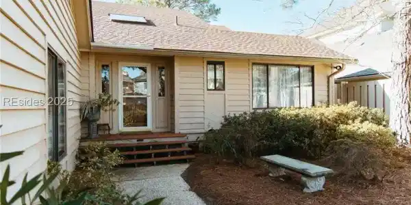 20 Fairway Winds Place