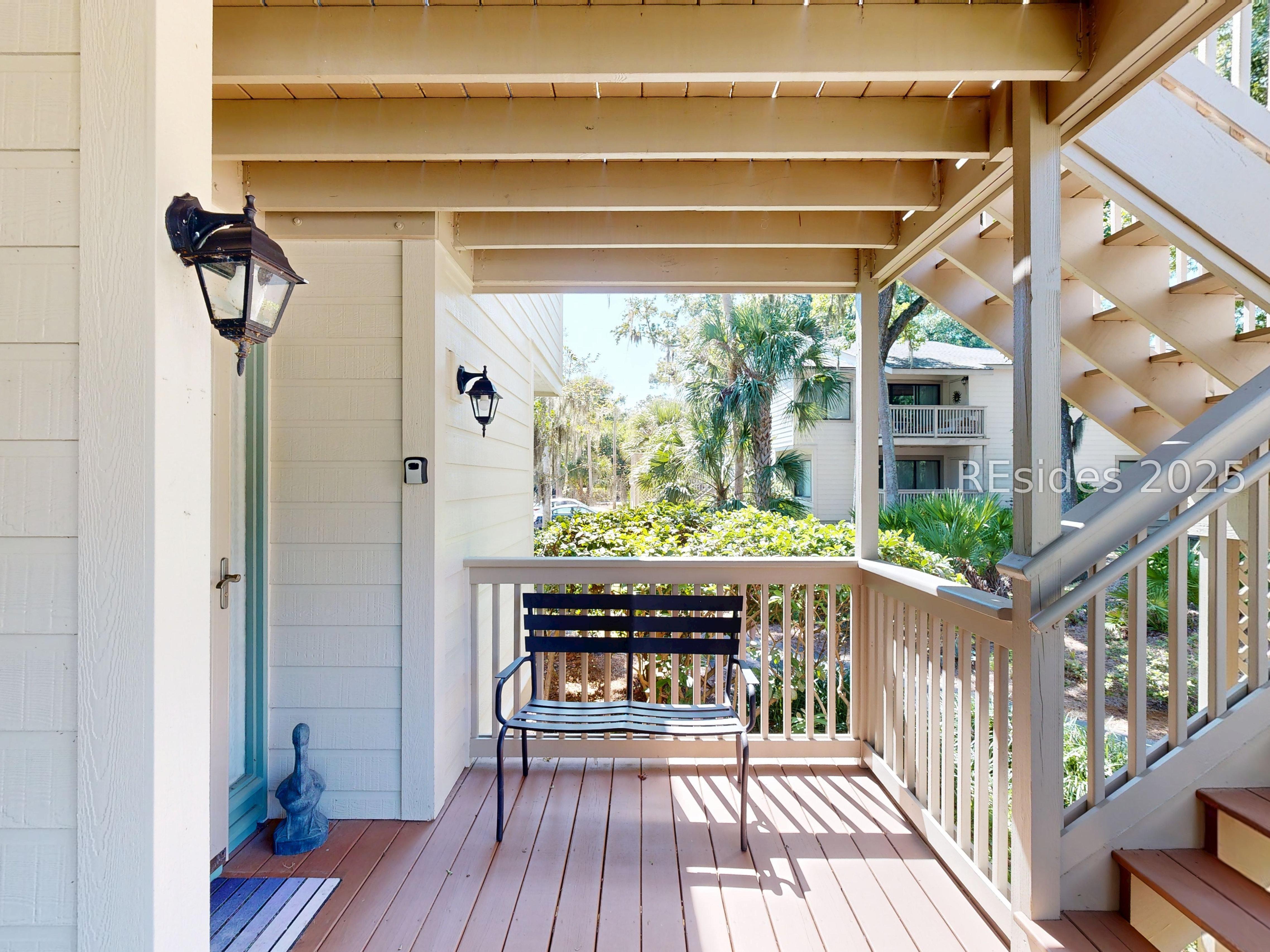 Image 2: Spacious Front Porch