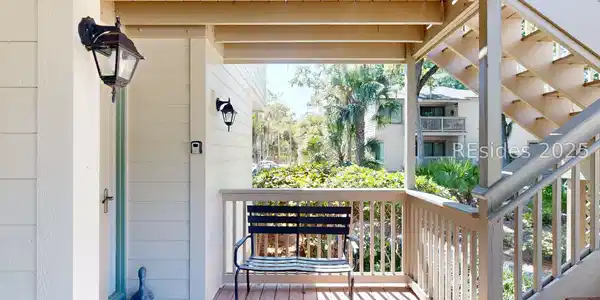 Image 2: Spacious Front Porch