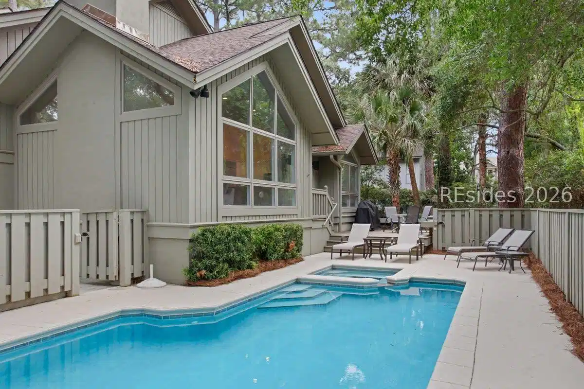 Image 1: Private pool with itsLi expansive deck Image 1: Private pool with itsLi expansive deck