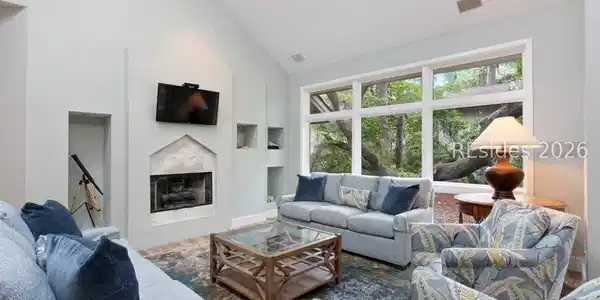 Image 4: Tons of windows allow in natural light in the LR Image 4: Tons of windows allow in natural light in the LR