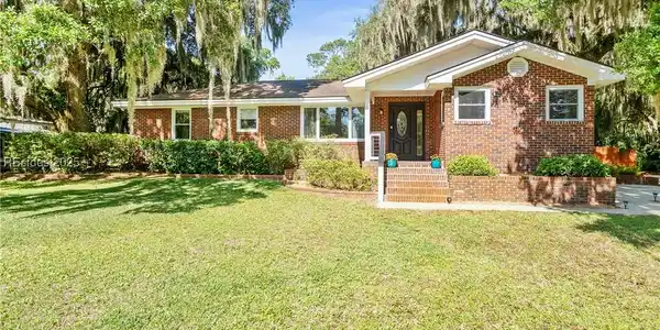 702 Center Drive W