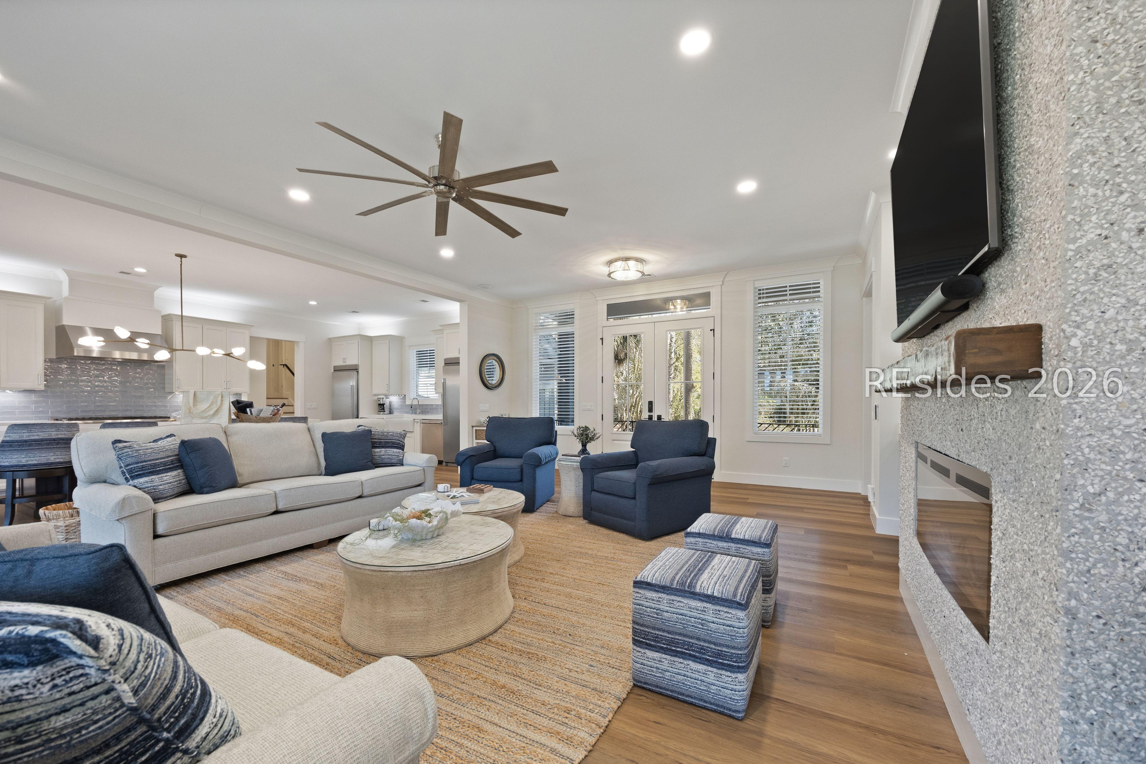Image 4: Living Room