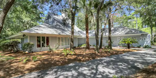 Image 2: Front of Home w/Circular Drive