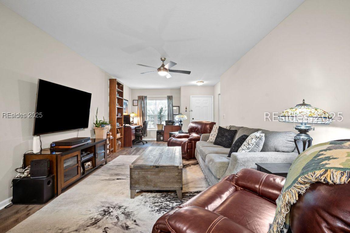 Image 2: 802 Plantation Point Living Area