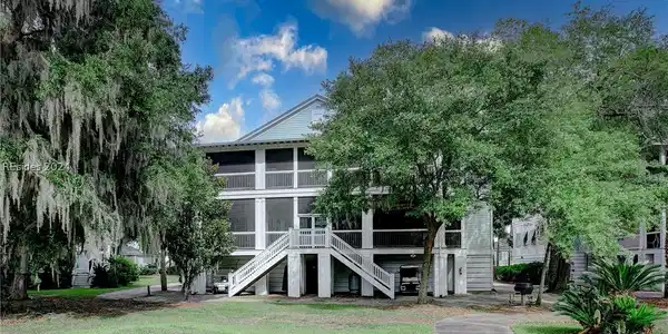 107 Avenue Of Oaks