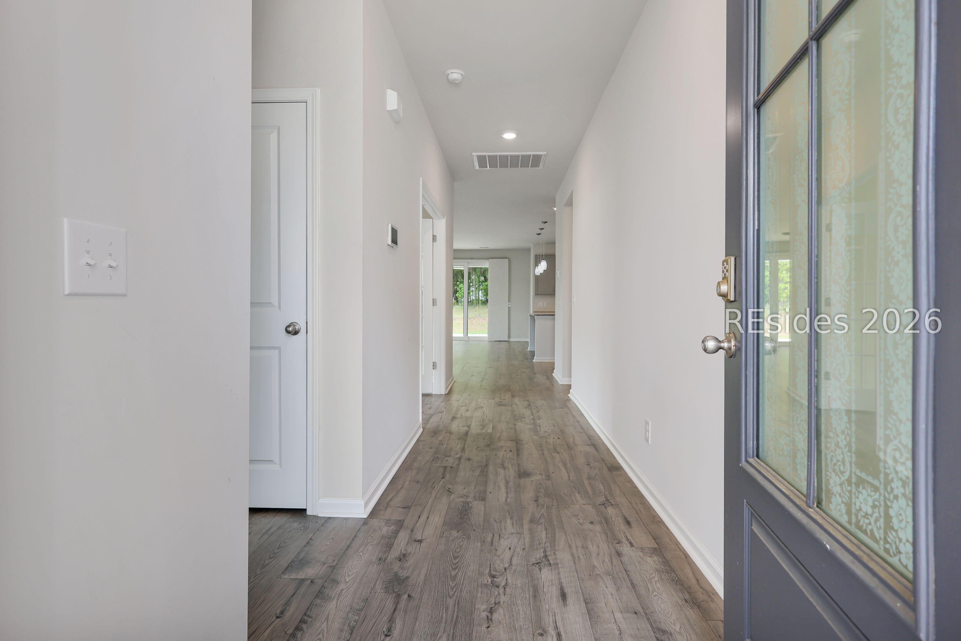 Image 4: Foyer entrance