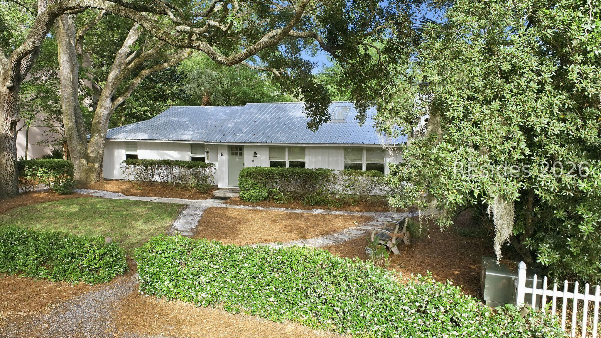 Image 3: Long lasting metal roof