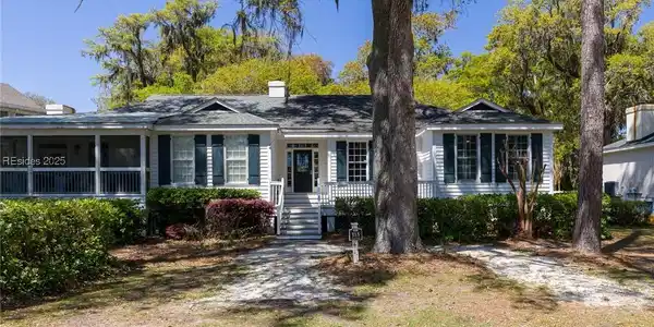 115 Ave Of Oaks