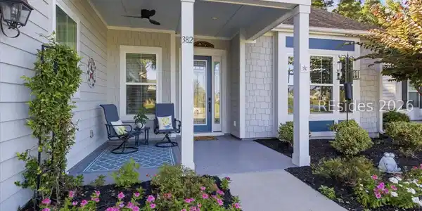 Image 3: Inviting front porch with epoxy floor Image 3: Inviting front porch with epoxy floor
