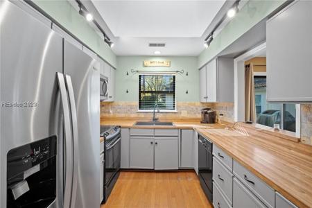 59 Pine Burr Road W