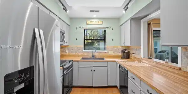59 Pine Burr Road W