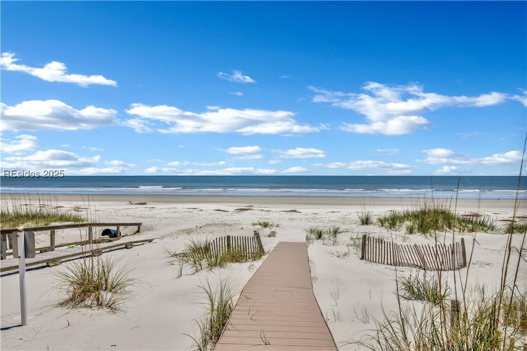 Image 4: Only a few steps to the beach on your own private