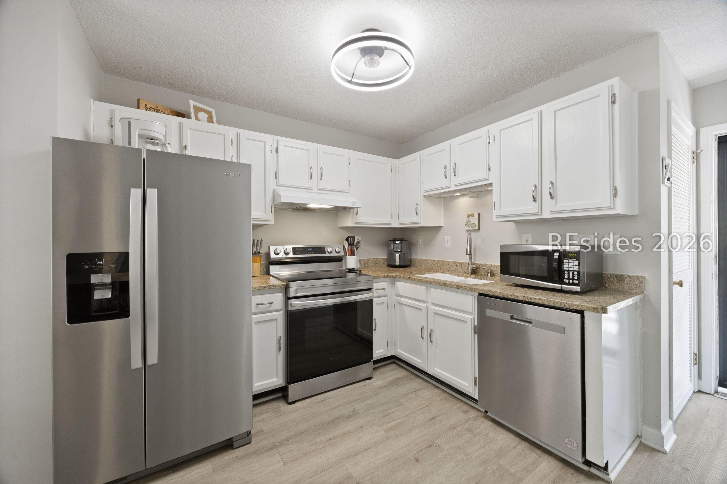 Image 4: Updated appliances in the kitchen.