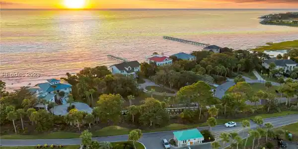 17 River Club Dr