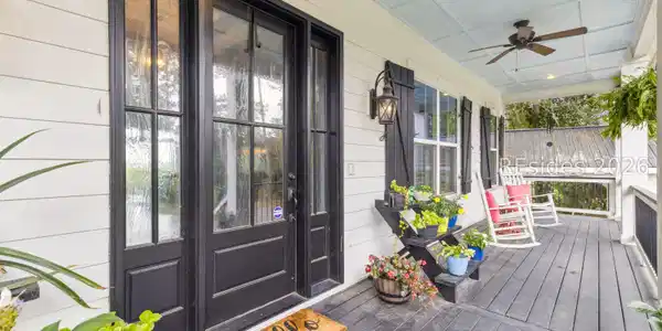 Image 4: Large front deck Image 4: Large front deck