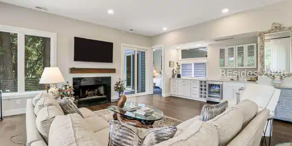 Image 4: Living Area Image 4: Living Area
