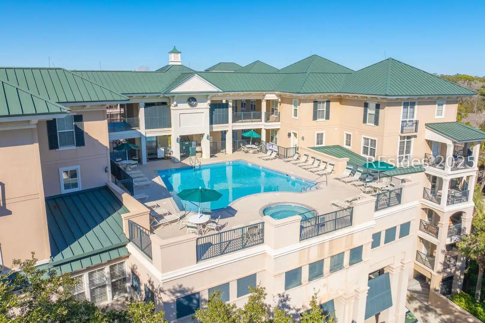 Image 1: Rooftop Pool + Hotub Image 1: Rooftop Pool + Hotub