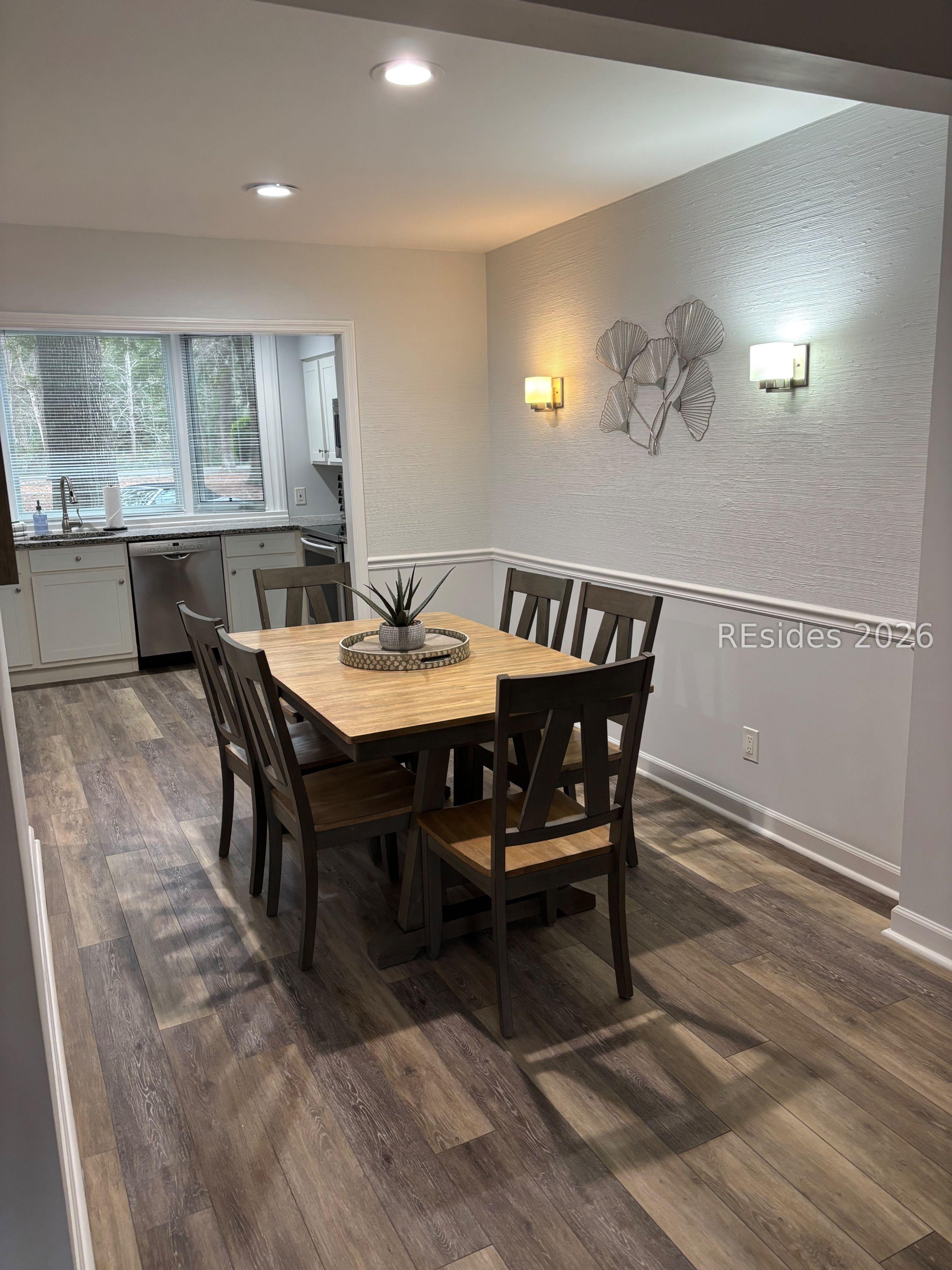 Image 4: Dining Room Seats 6
