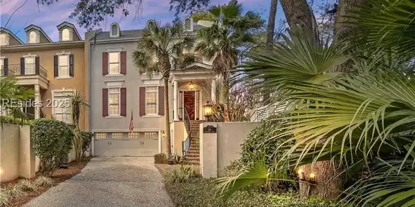 64 Crosstree Drive N