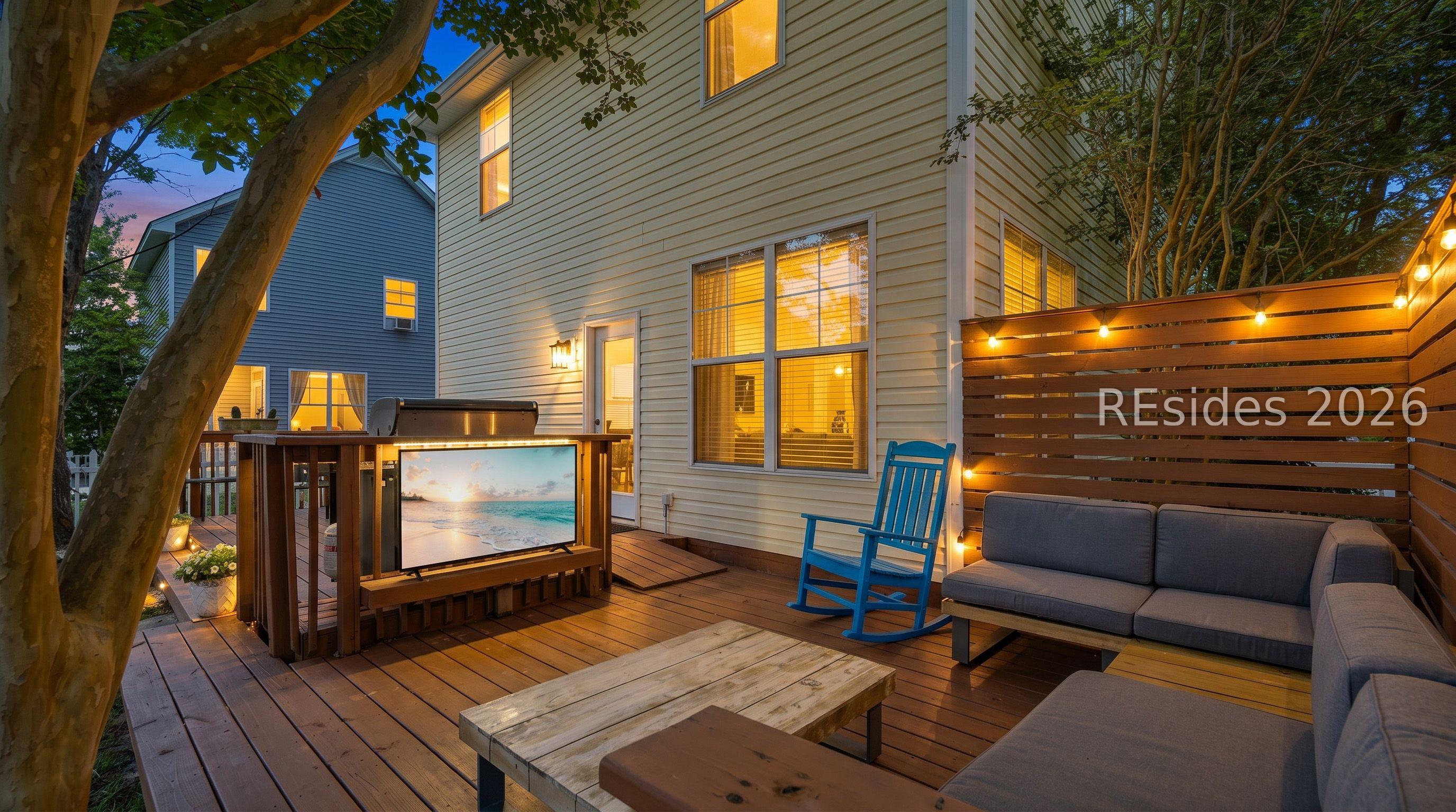 Image 2: Great yard with deck and built in seating