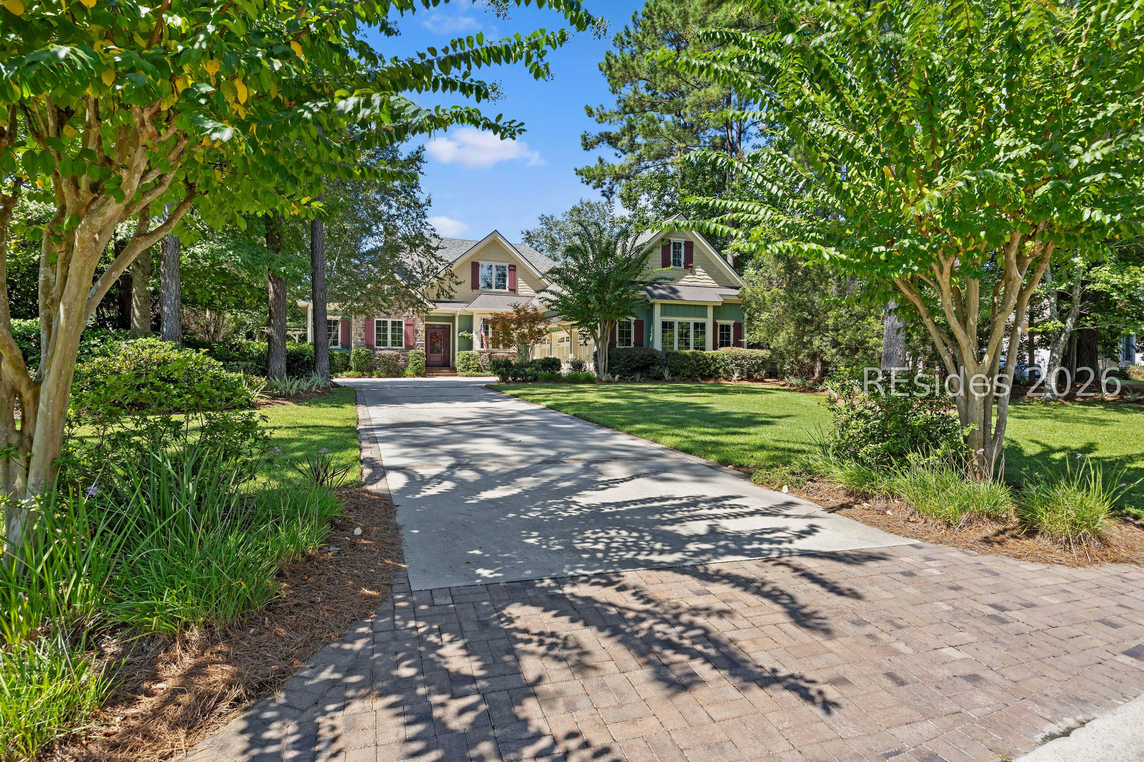 Image 3: Lovely curb appeal!