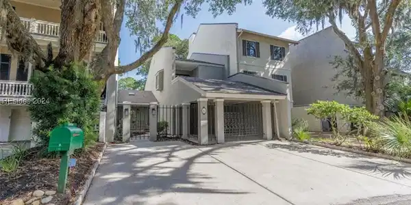 6 Mizzenmast Court