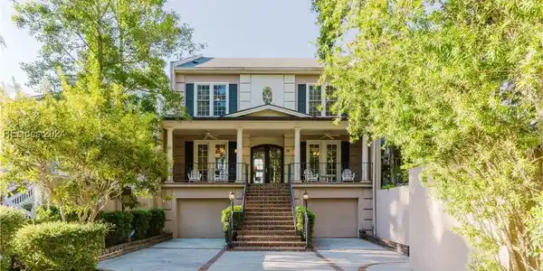 78 Crosstree Drive N