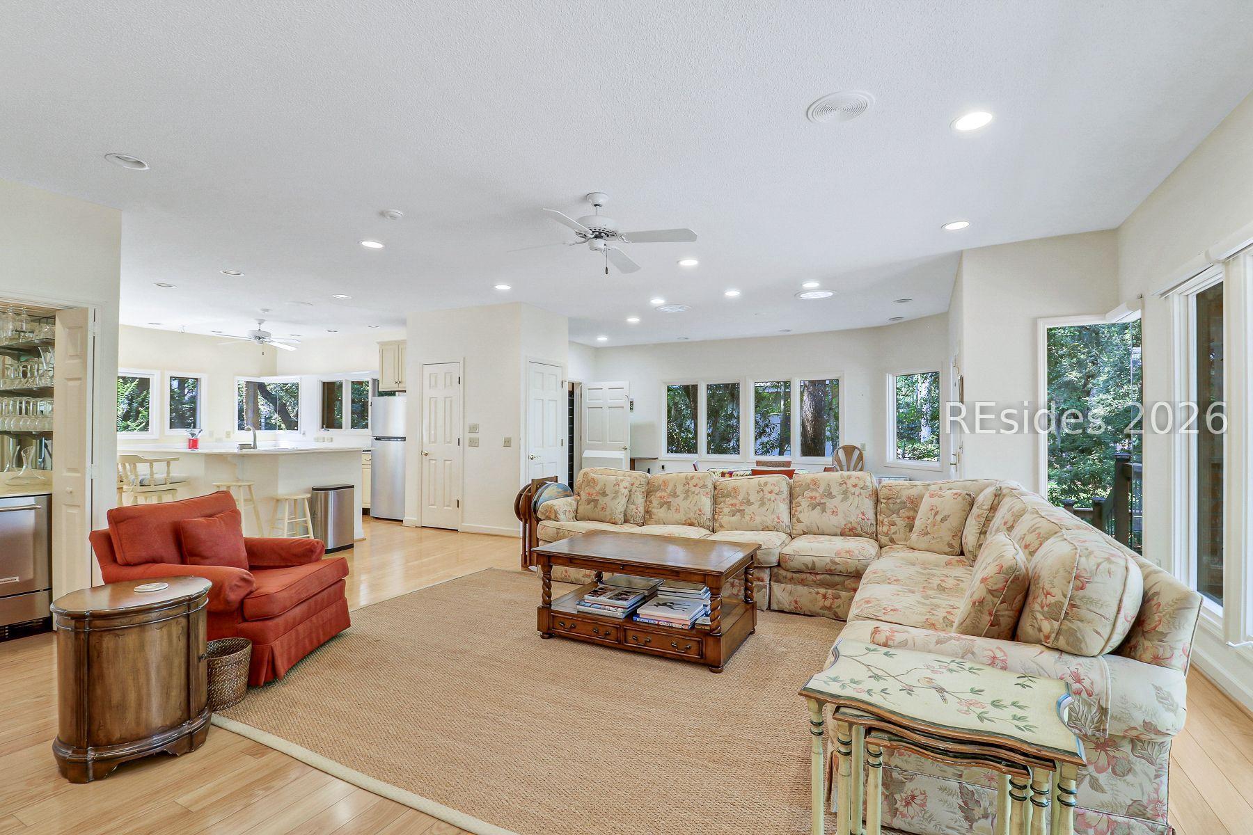 Image 4: Living Area