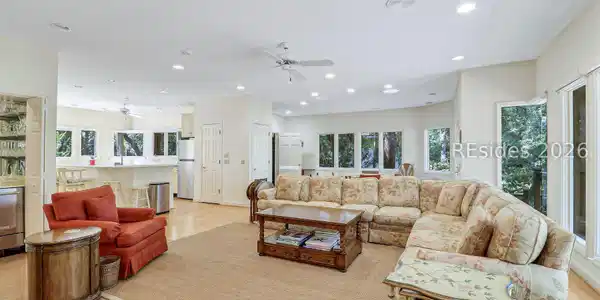 Image 4: Living Area Image 4: Living Area