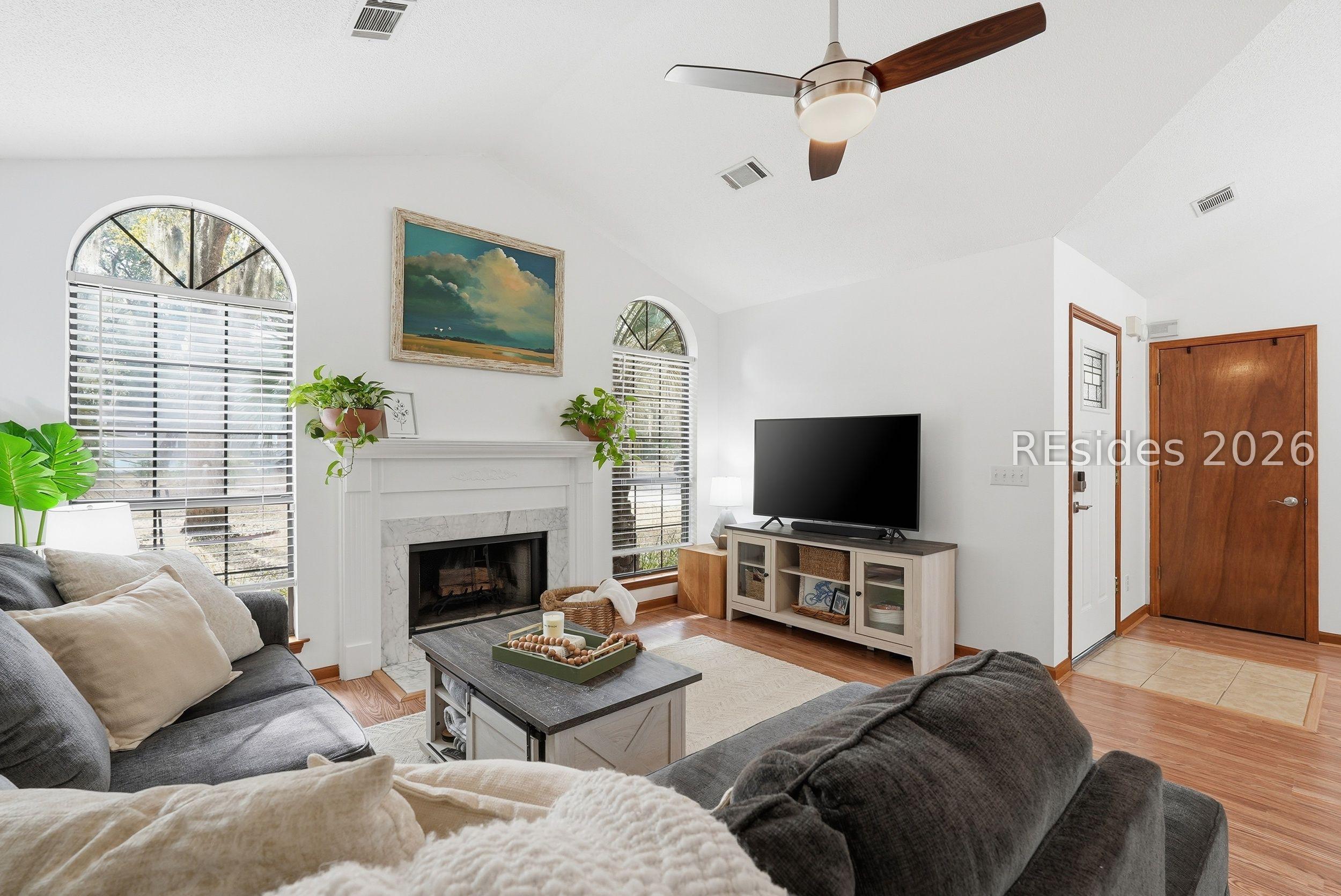 Image 4: vaulted ceilings Image 4: vaulted ceilings