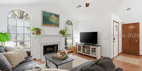 Image 4: vaulted ceilings Image 4: vaulted ceilings