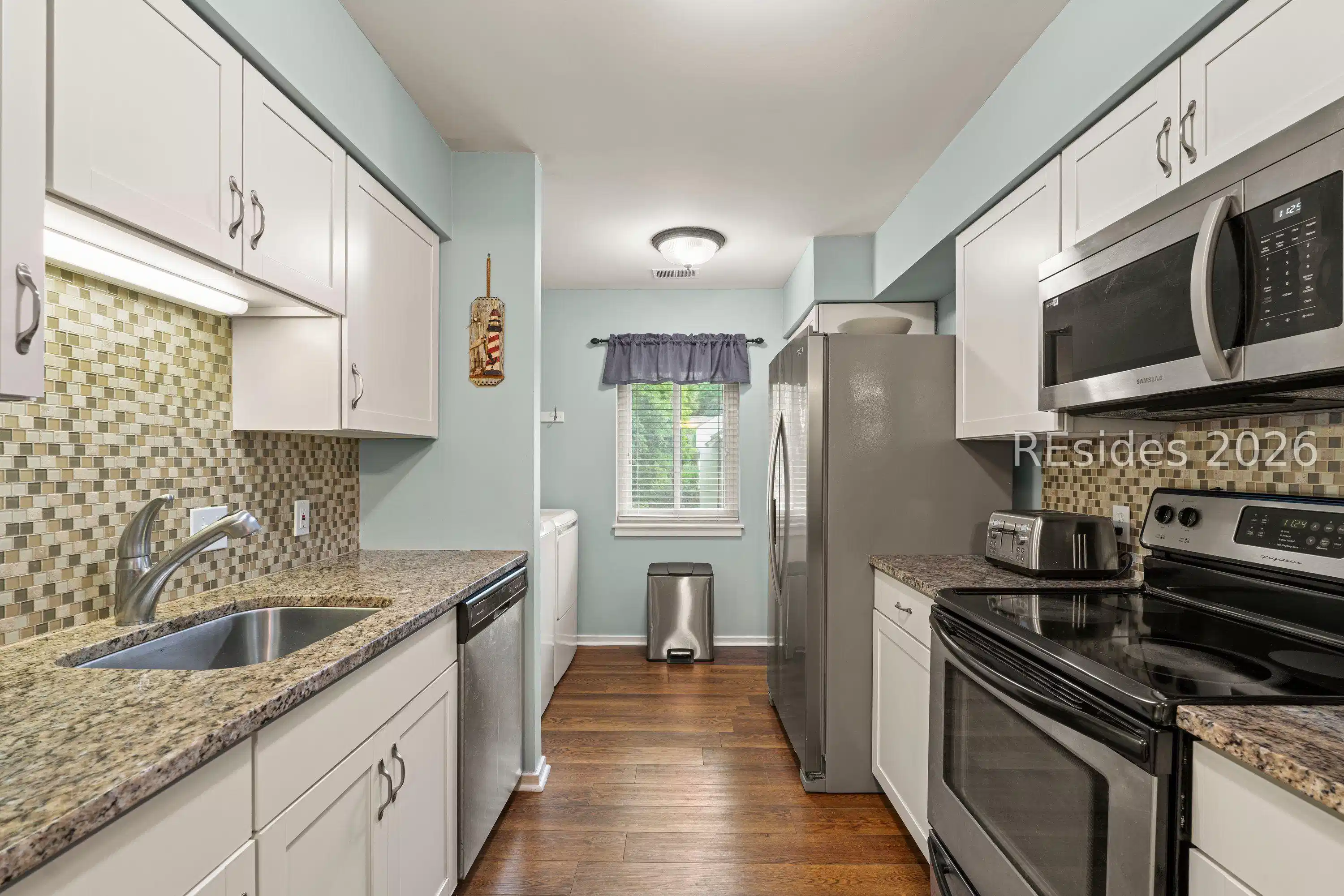 Image 1: Nicely renovated kitchen with full-size appliances Image 1: Nicely renovated kitchen with full-size appliances