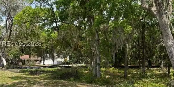 33 Middle Island Street
