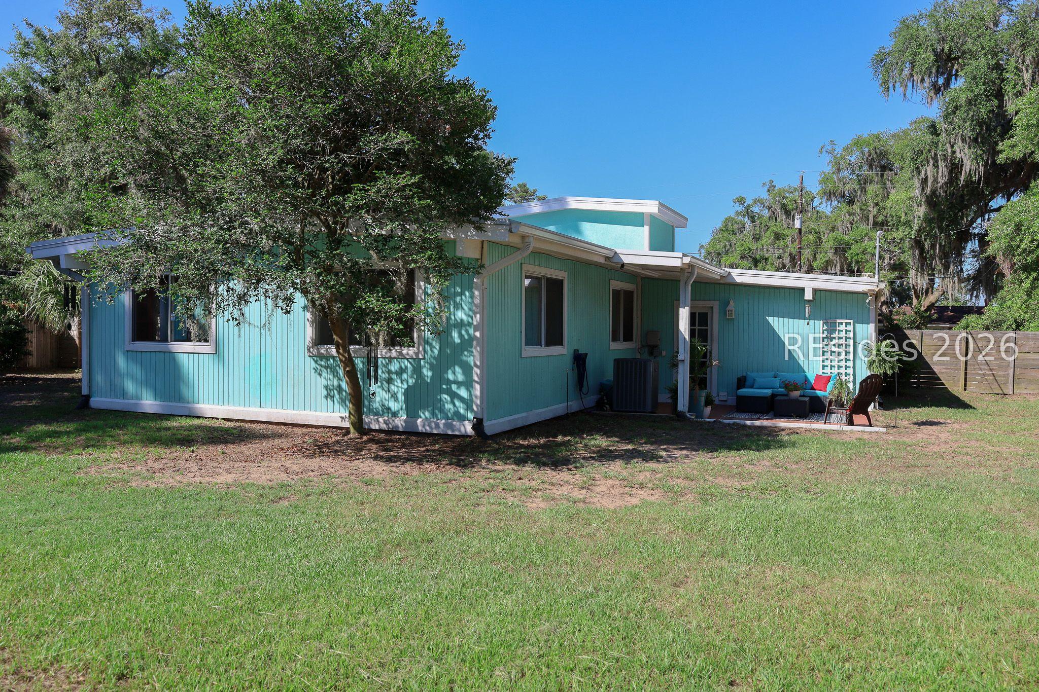 Image 2: Large yard with patio Image 2: Large yard with patio