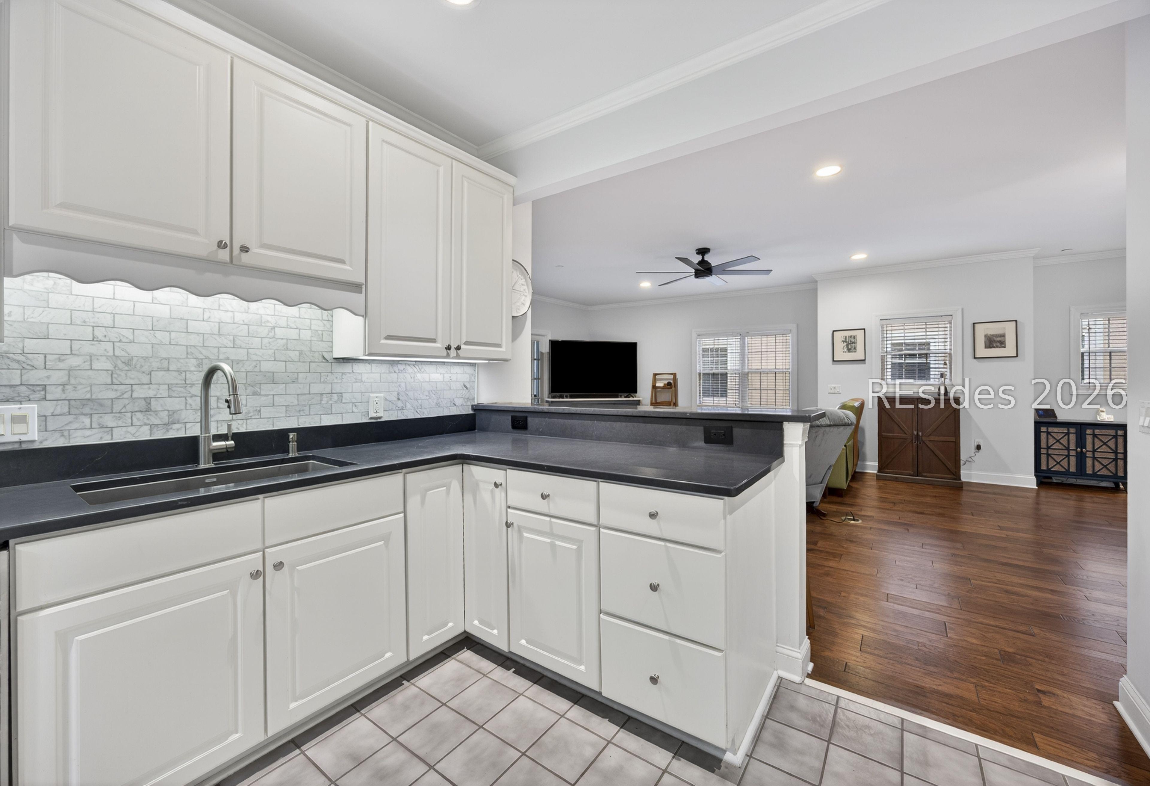 Image 4: Updated Kit with tile flooring & New Backsplash