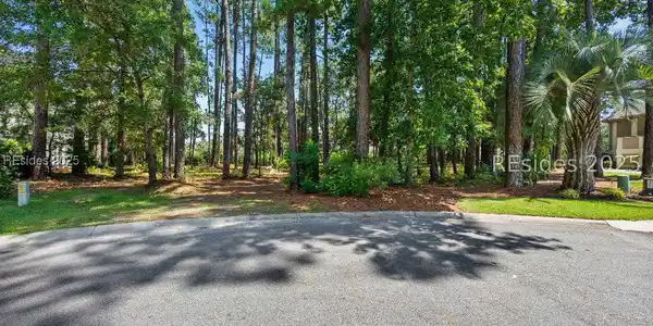 8 Roxbury Circle