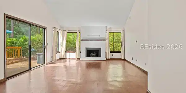 Image 3: Family room