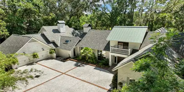 8 Royal Crest Drive