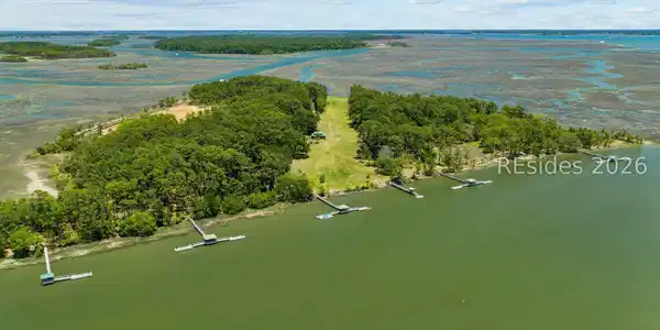 Image 3: Six Deepwater Docks & Private Landing Strip Image 3: Six Deepwater Docks & Private Landing Strip