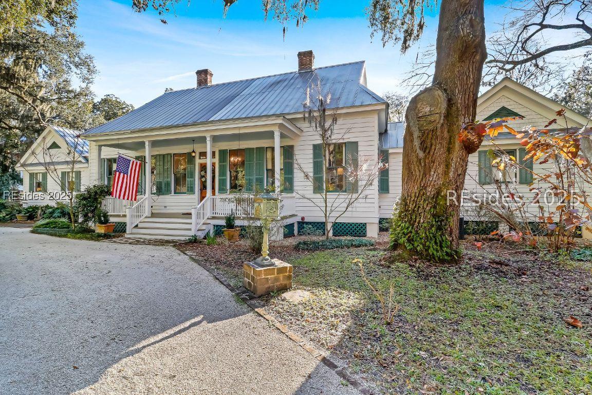 Image 4: Carolina Farmhouse architecture & Queen Anne-style