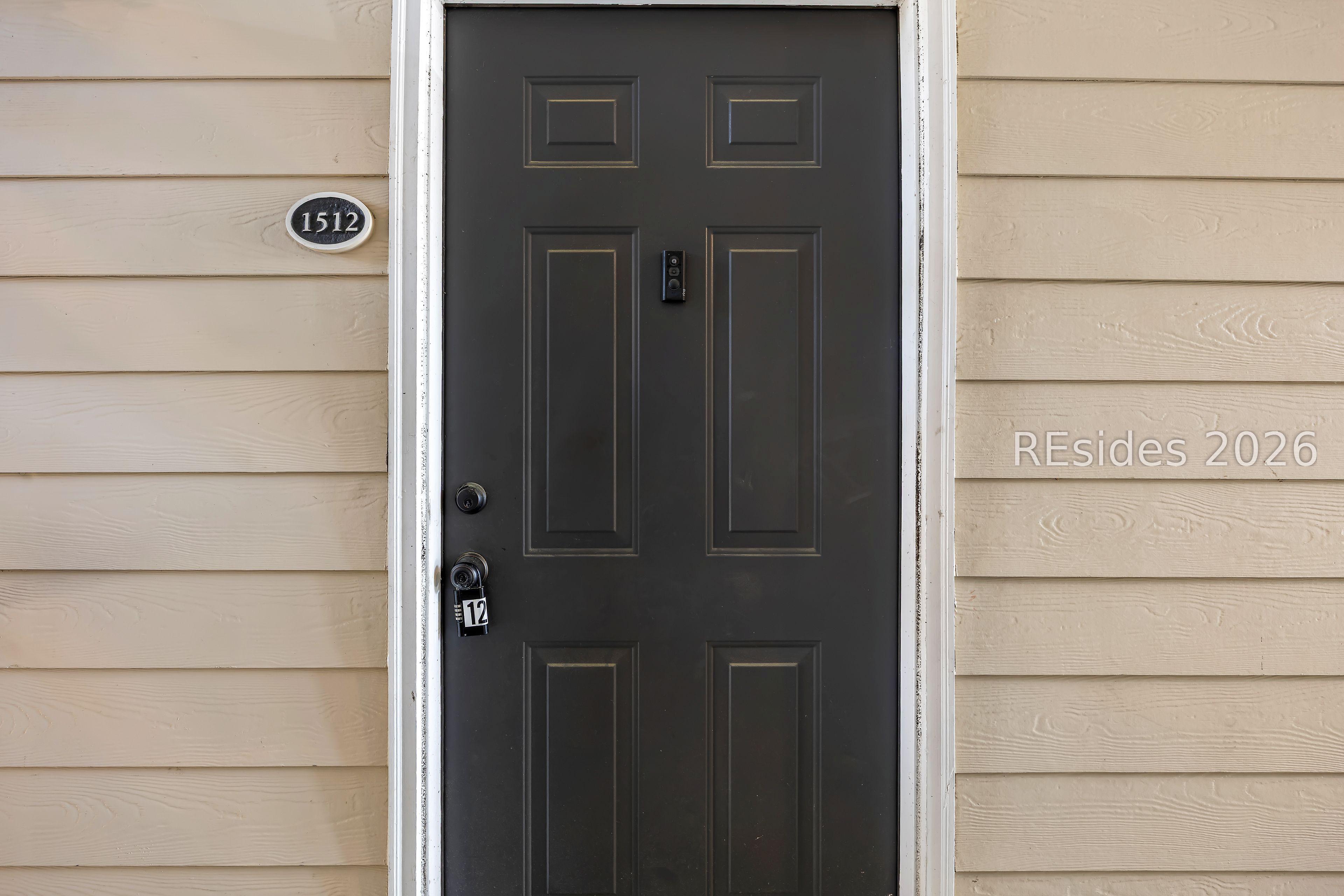 Image 4: Entry door. Image 4: Entry door.