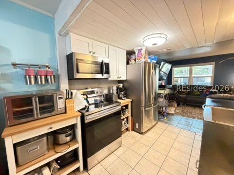 Image 4: Kitchen looking through to back den