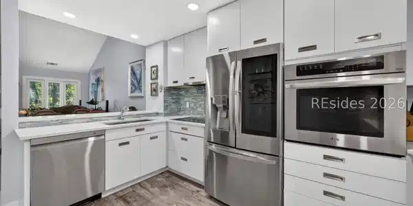 Image 4: Stainless steel appliances