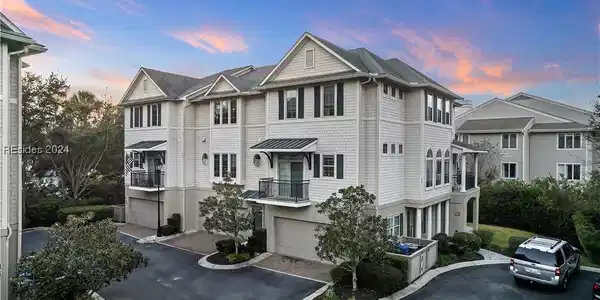 25 Courtyard Common